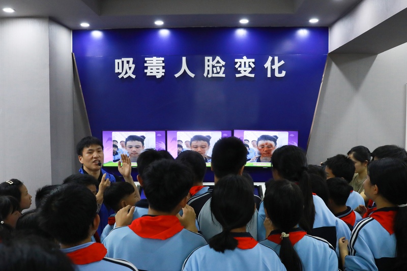 學生們參與體驗“吸毒人臉變化”系統。劉夢攝