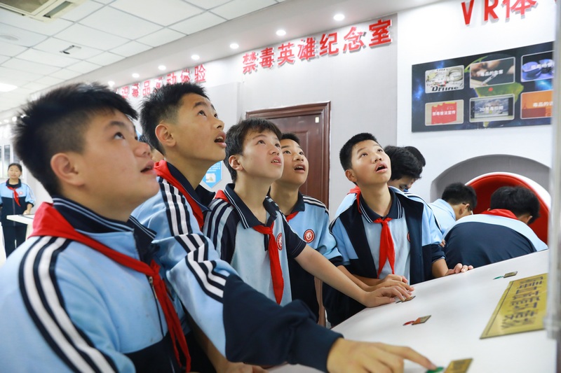 學生在禁毒教育基地參觀學習。劉夢攝