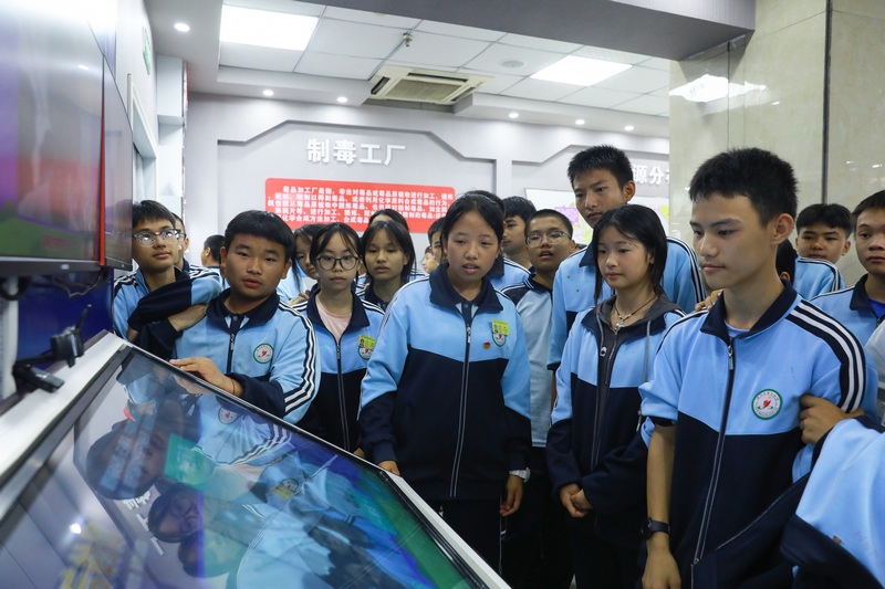 學生在禁毒教育基地參觀學習。劉夢攝