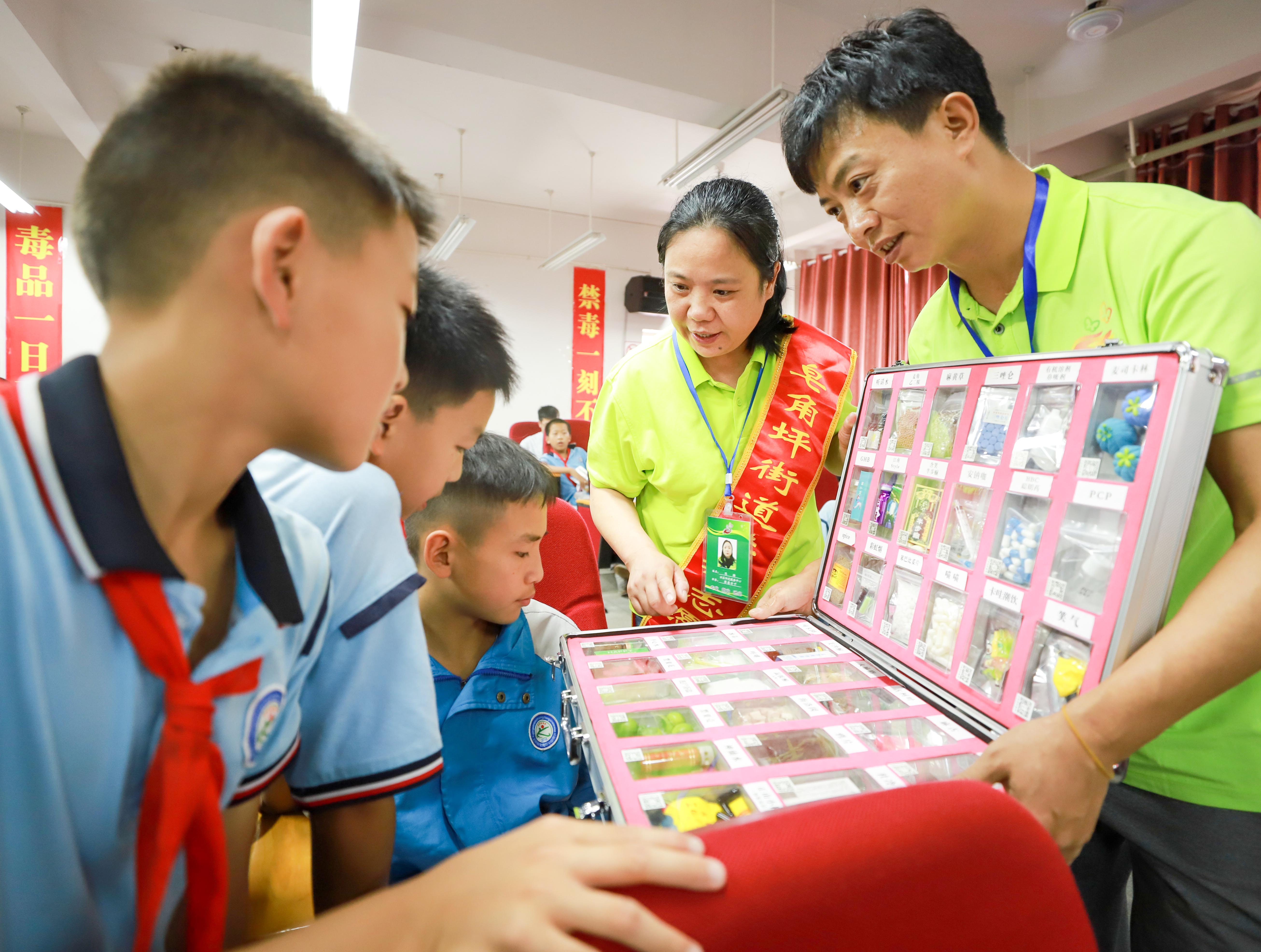 禁毒社工向?qū)W生講解毒品危害。徐雪攝