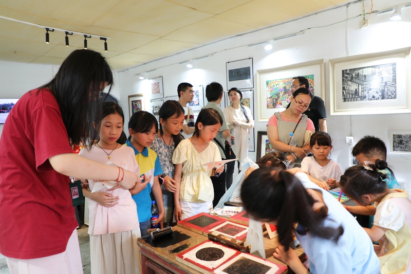 3、孩子們在畫圖。 陳桂良攝