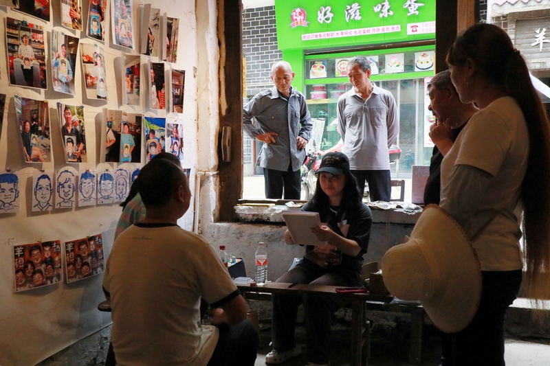 6、畫畫像。 趙軍攝