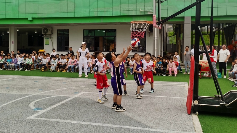 對(duì)抗式3V3籃球賽 修文縣融媒體中心查姜維 攝