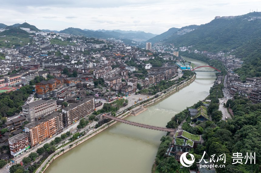 航拍下的茅臺鎮。人民網記者 翁奇羽攝