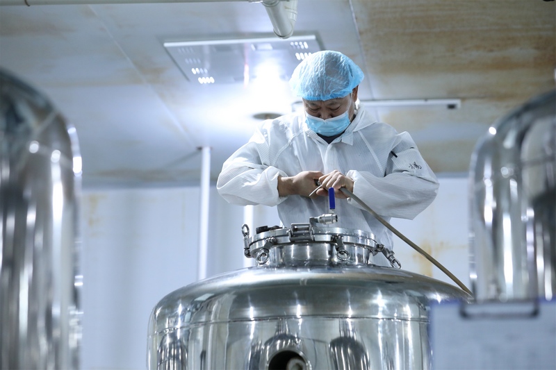 技術員在檢修菌種培育設備。