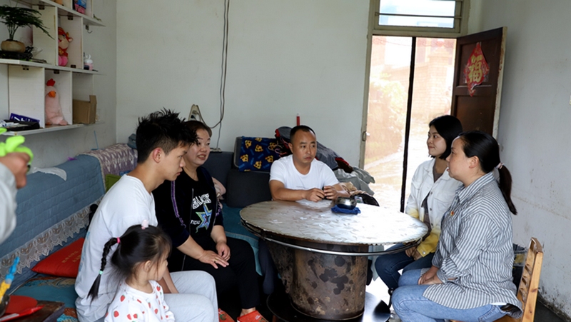 清水村在基層治理的過程中，完善村民自治機(jī)制、加強(qiáng)鄉(xiāng)村法治建設(shè)、推進(jìn)鄉(xiāng)村德治教化，社會(huì)秩序井然有序，法治意識和道德水平顯著提升 修文縣久長街道楊歡 攝