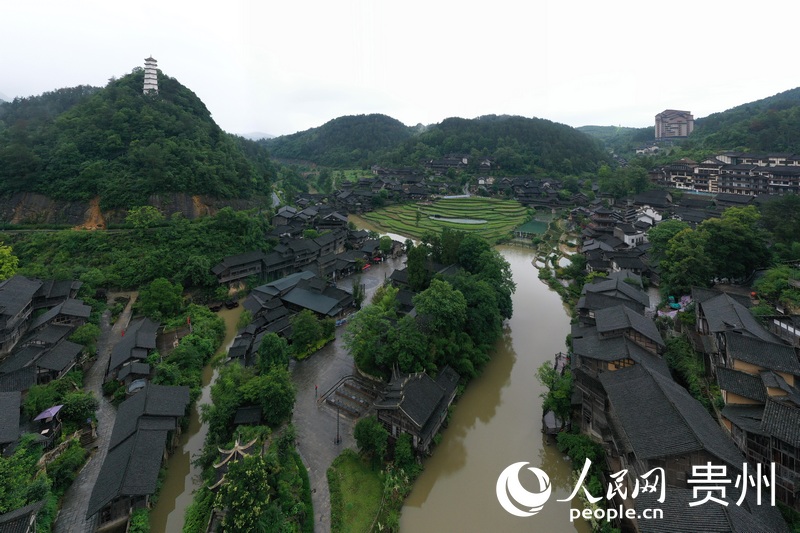 雨后的烏江寨景區山水寧靜，宛如水墨畫。人民網記者 翁奇羽攝