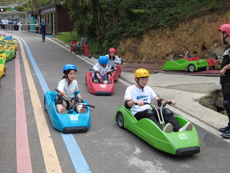 3 游客在龍里油畫大草原景區(qū)體驗(yàn).jpeg