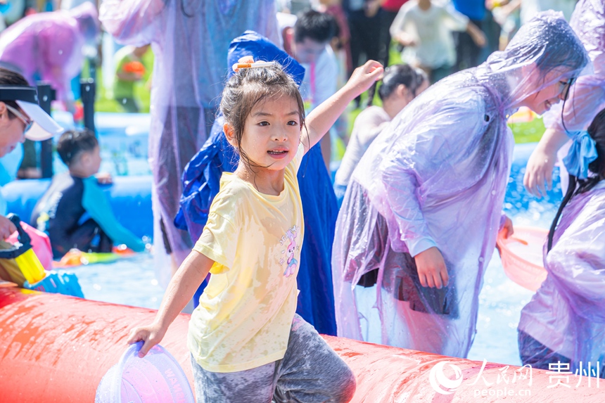 潑水狂歡，清涼一“夏”。人民網 陽茜攝