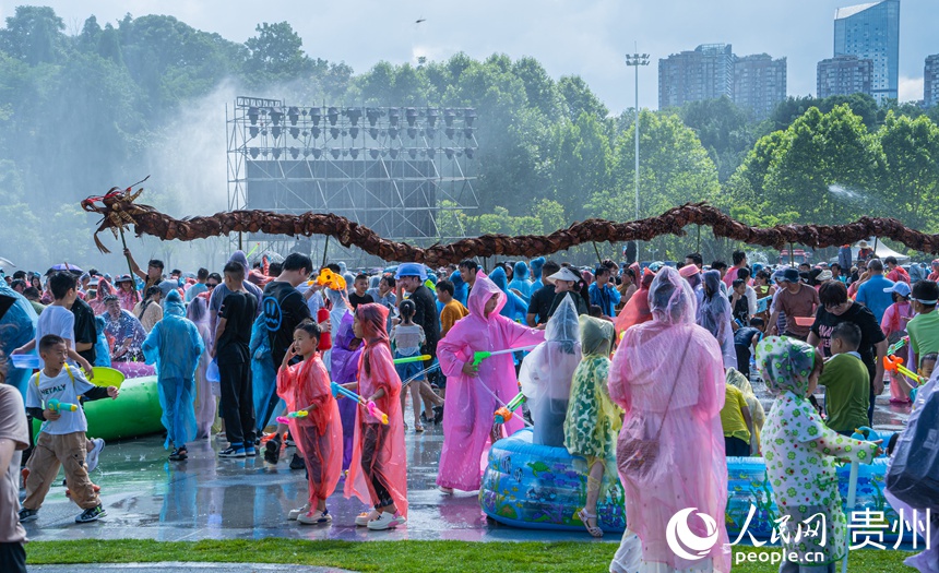 水龍巡游，潑水納福。人民網(wǎng) 陽茜攝