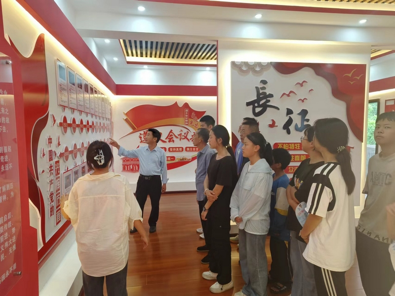 圖為木瓜鎮(zhèn)關(guān)工委常務(wù)副主任張元飛為青少年學(xué)生們講述有關(guān)黨史知識。