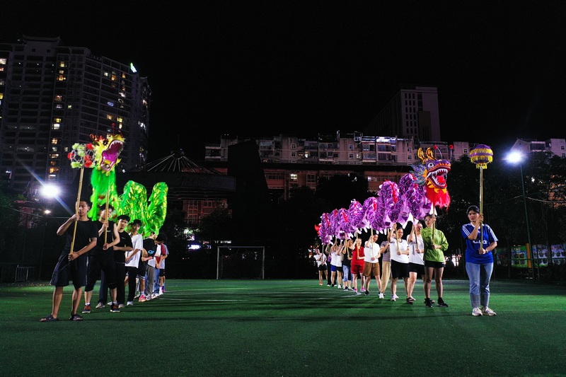 參加“六月六”仰阿莎文化節的舞龍隊員正在加緊排練。楊家孟攝