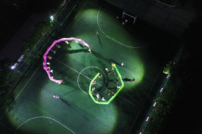 參加“六月六”仰阿莎文化節(jié)的舞龍隊(duì)員正在加緊排練。楊家孟攝