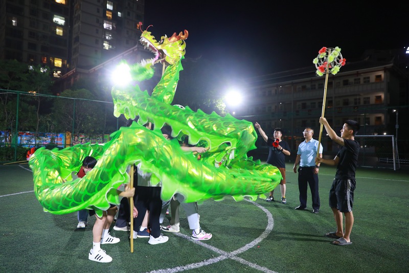 參加“六月六”仰阿莎文化節(jié)的舞龍隊員正在加緊排練。楊家孟攝