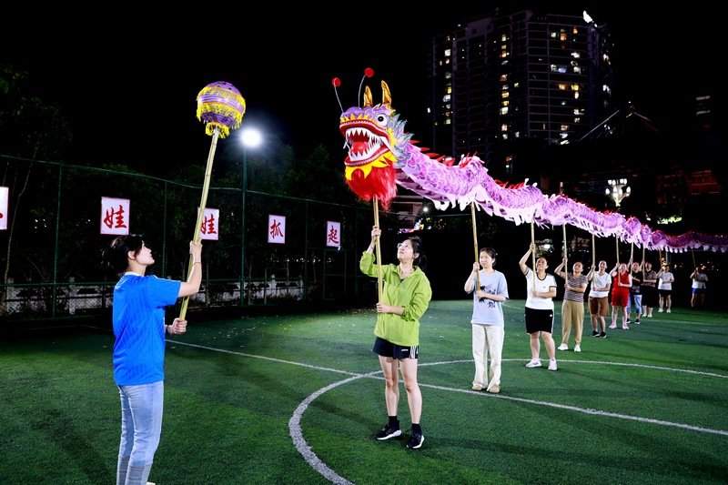參加“六月六”仰阿莎文化節的舞龍隊員正在加緊排練。楊家孟攝