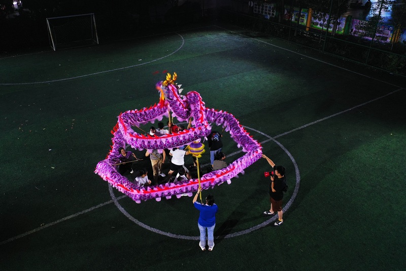 參加“六月六”仰阿莎文化節(jié)的舞龍隊員正在加緊排練。楊家孟攝