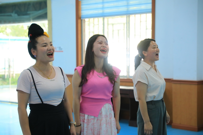 參加“六月六”仰阿莎文化節開幕式的演員正在排練。潘文攝