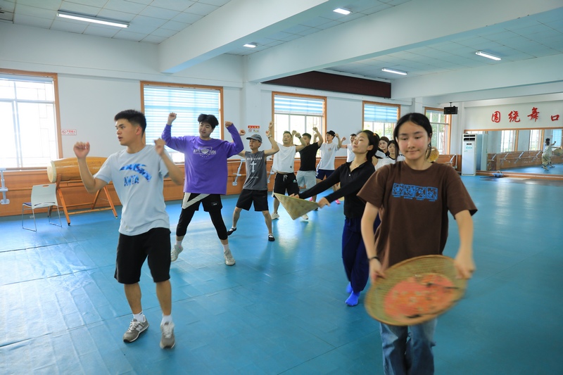 參加“六月六”仰阿莎文化節(jié)開幕式的演員正在排練。楊家孟攝