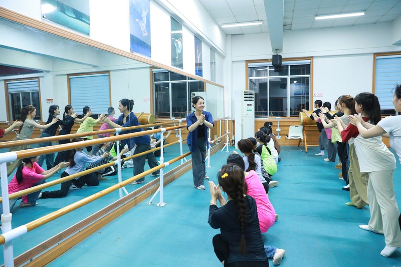 參加2024年六月六仰阿莎文化節(jié)活動的演員正在加緊排練。楊家孟攝