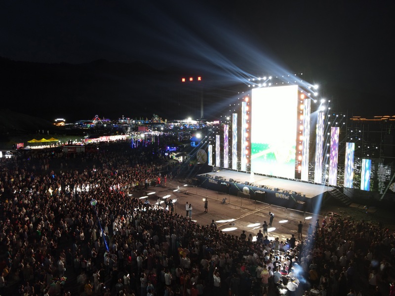熱鬧非凡的音樂(lè)節(jié)現(xiàn)場(chǎng)。謝達(dá)意攝