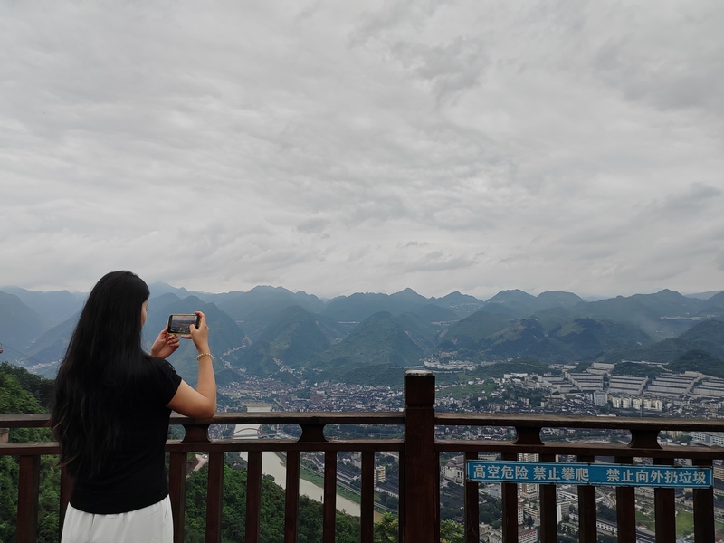 7、游客在茅臺鎮打卡。仁懷市融媒體中心供圖