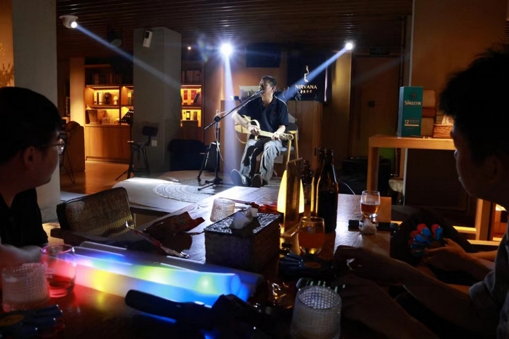 三春里·孟店布置的“民宿 吉他民謠生活體驗(yàn)經(jīng)典場景”。