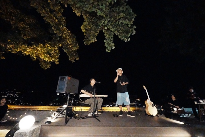 民宿管家上臺(tái)獻(xiàn)唱。