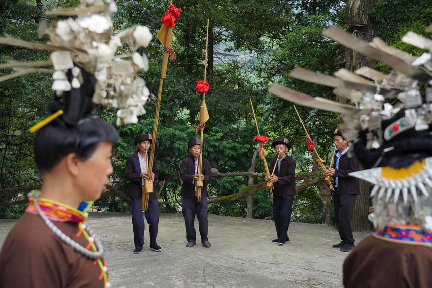 7月10日，貴州省丹寨縣排調鎮羊告村，王方元（左二）與苗族村民在跳錦雞舞。
