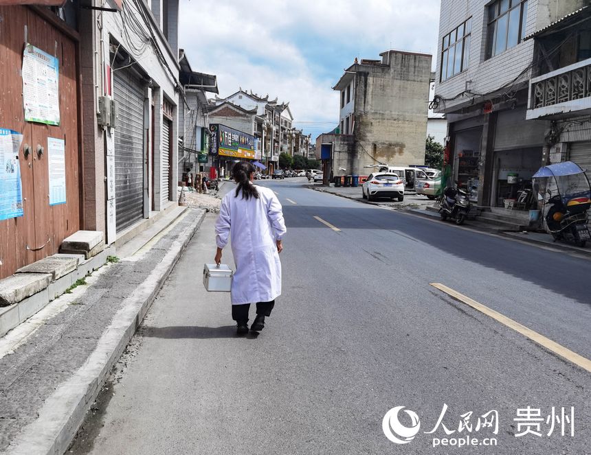 黎躍云深一腳淺一腳向慢性病患者家里走去。人民網記者 王秀芳攝