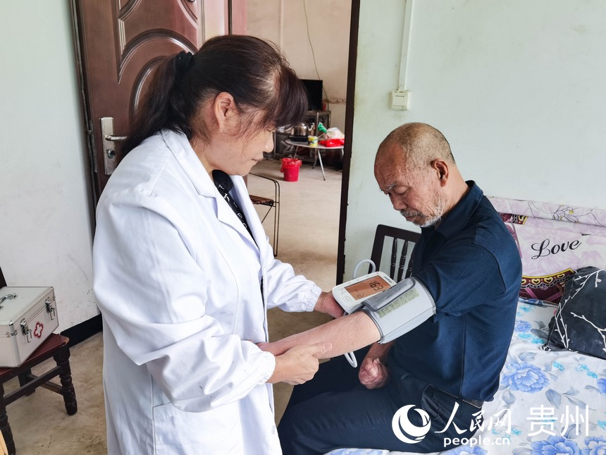 黎躍云上門為慢性病患者測量血壓。人民網記者 王秀芳攝