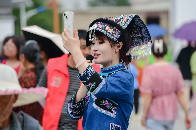 身著民族服飾的博主，正在直播現場盛況。