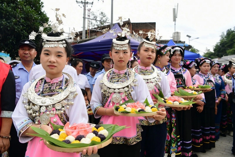 彩色的糯米飯令人垂涎欲滴。