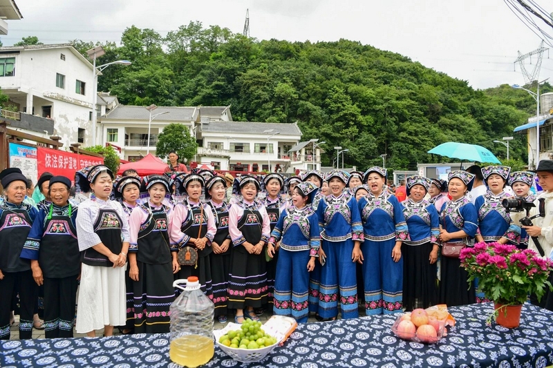 “桂花要等貴人到，貴人來到花才開……”布依姐妹唱起敬酒歌，斟美酒、迎客人。