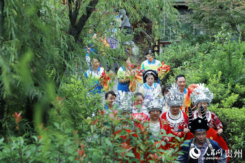 各族群眾身穿盛裝參加當?shù)匚幕寡莼顒印Ｈ嗣窬W 龍章榆攝
