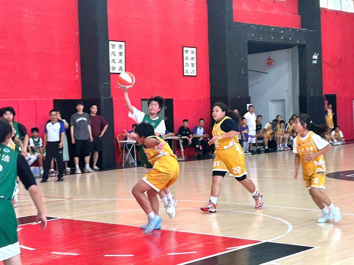 “奔跑吧·少年”第?屆中國城市?少年籃球聯(lián)賽賽場。