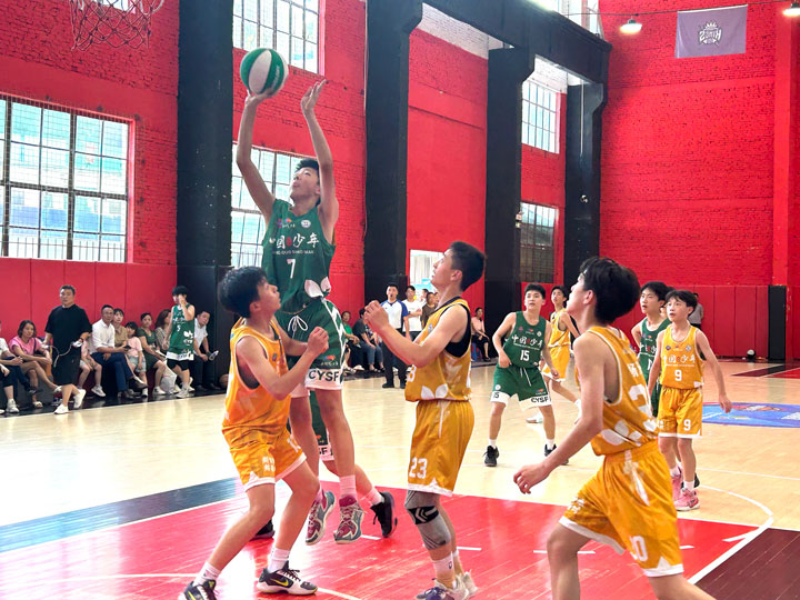“奔跑吧·少年”第?屆中國城市?少年籃球賽場。