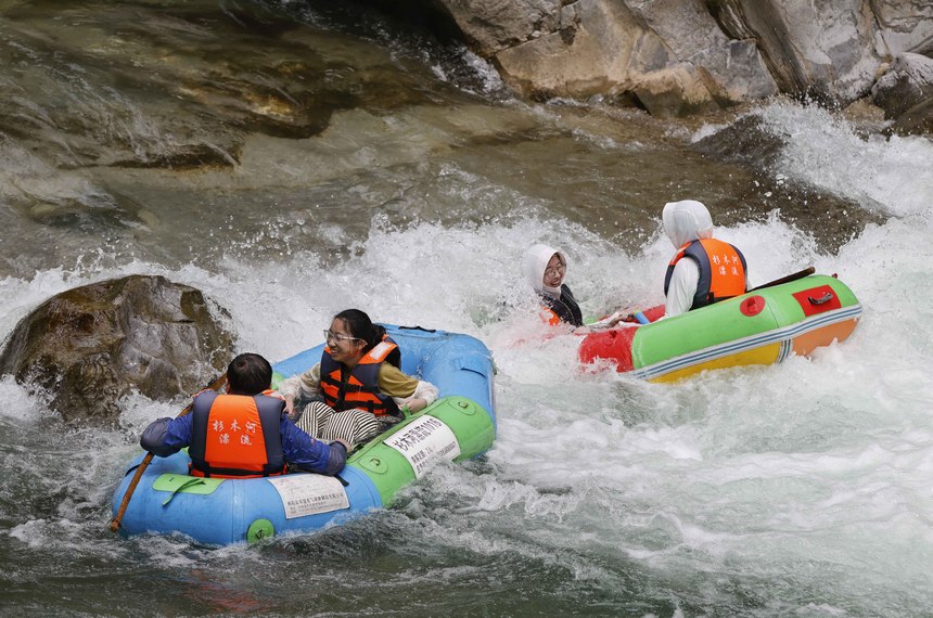 游客在杉木河景區(qū)漂流。