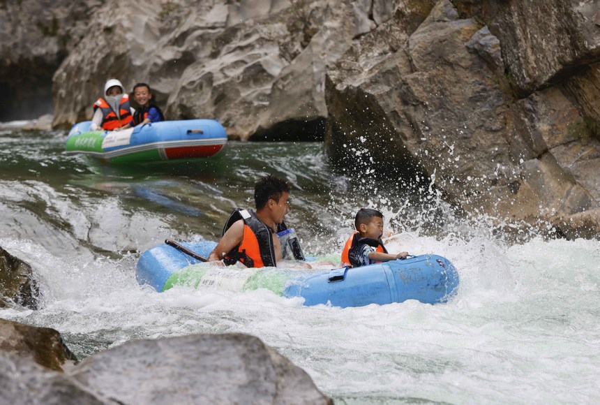 游客在杉木河景區(qū)漂流。