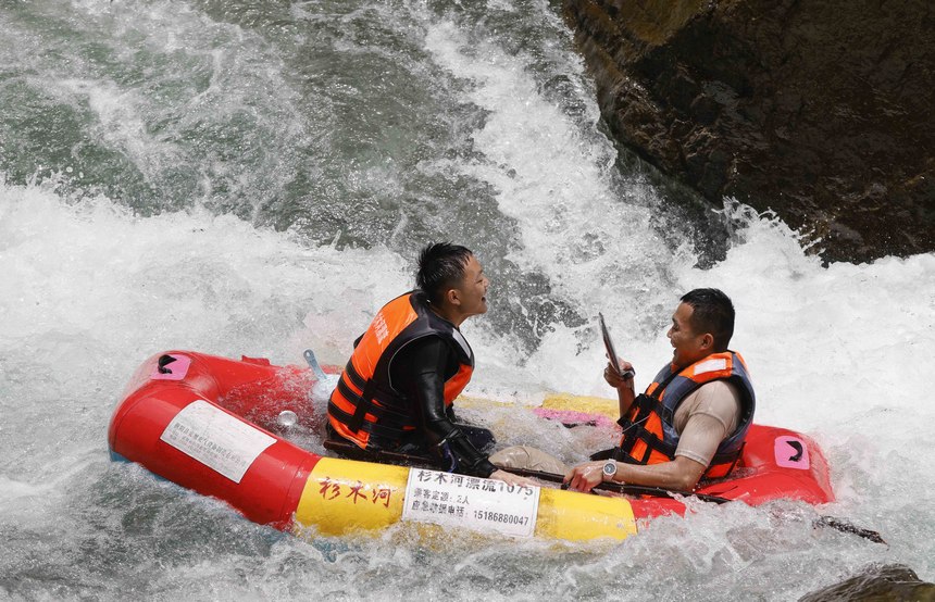 游客在杉木河景區(qū)漂流。