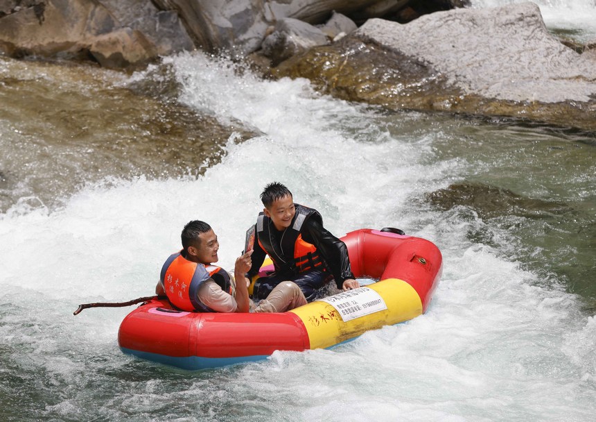 游客在杉木河景區漂流。