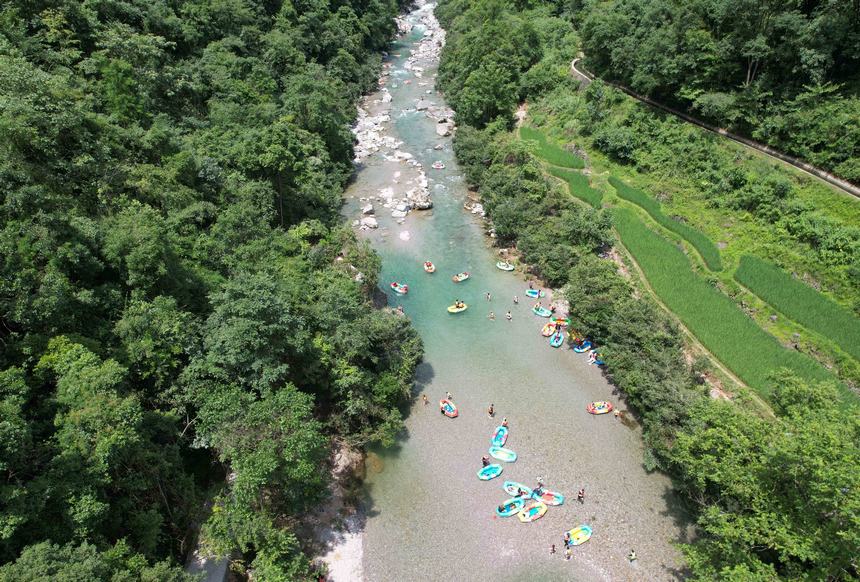 游客在杉木河景區漂流。