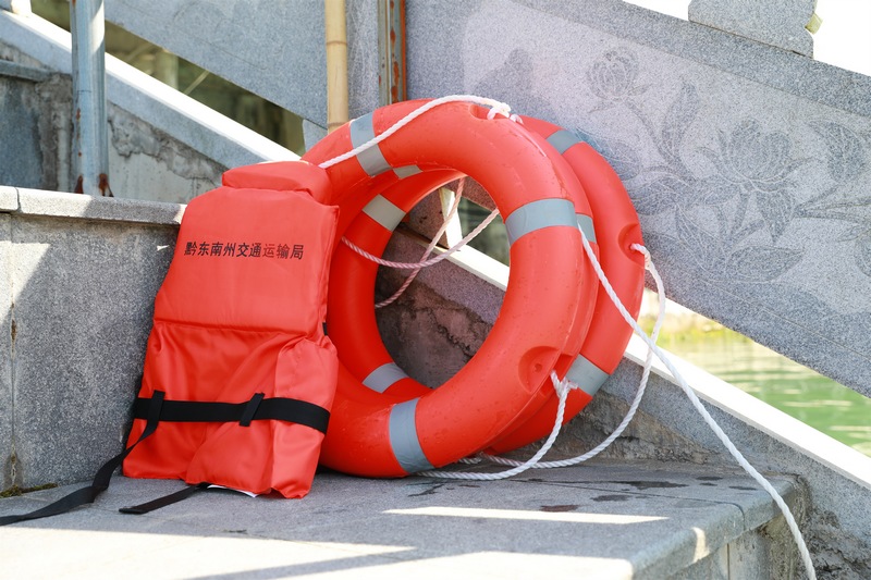 放置在河道附近的救生物資。
