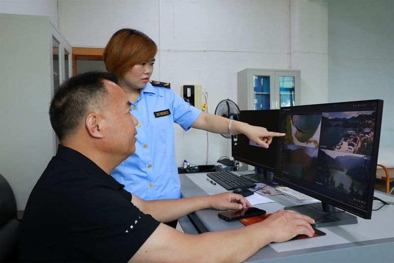 在劍河縣禁捕退捕視頻監控指揮中心，工作人員正在查看監控視頻畫面。