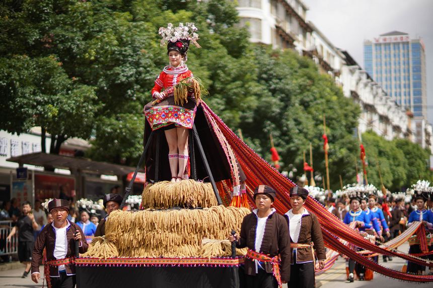 7月21日，貴州省丹寨縣身著傳統盛裝服飾的群眾，在展演國家級非遺項目苗族錦雞舞。