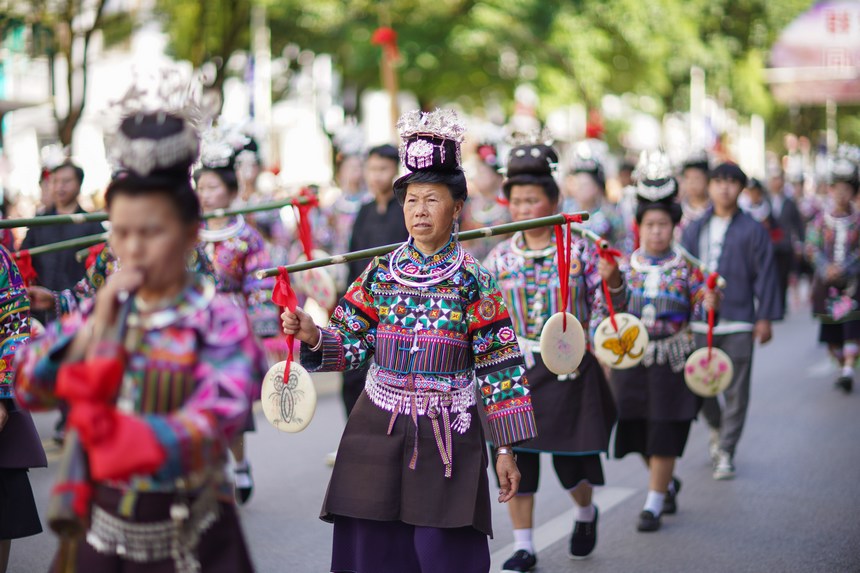 7月21日，身著傳統(tǒng)盛裝服飾的群眾在貴州省丹寨縣參加非遺展演巡游。