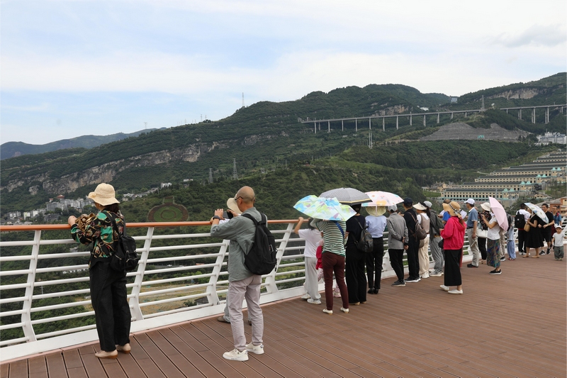 游客在習酒文化城拍照打卡。