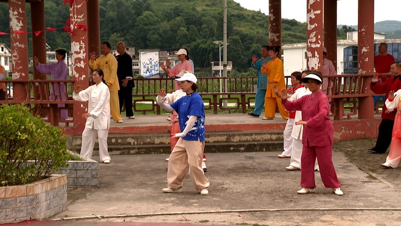 數十名游客迎著朝陽在村里的民族文化廣場上整齊劃一地練太極拳，盡情領略修文優美的生態環境和難得的清涼氣候 修文縣融媒體中心李云 攝