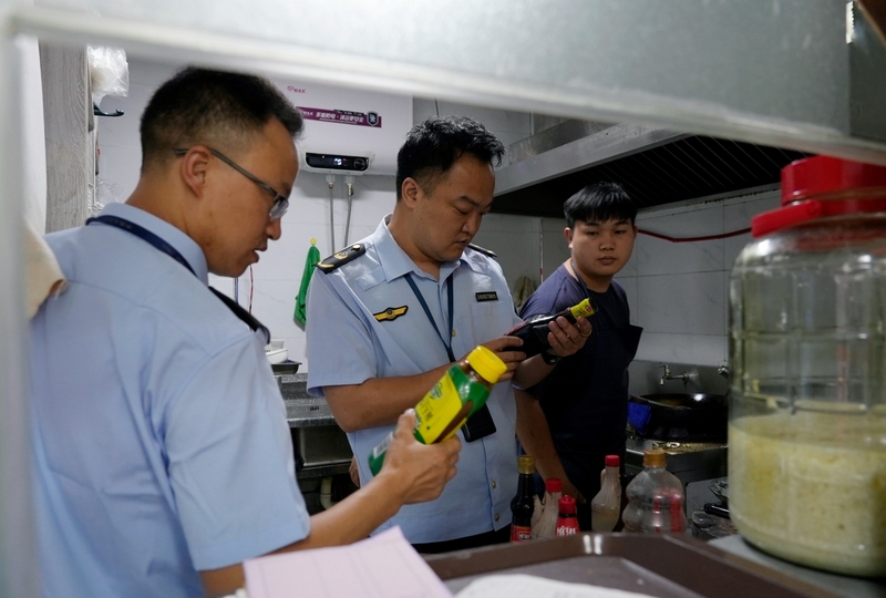 工作人員查驗(yàn)原料進(jìn)貨情況