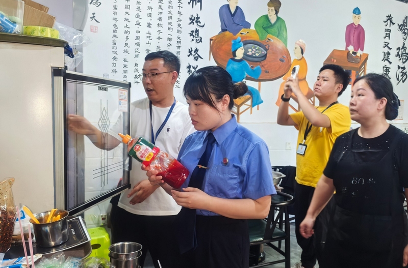 清鎮(zhèn)市人民檢察院現(xiàn)場(chǎng)開展執(zhí)法檢查過程監(jiān)督