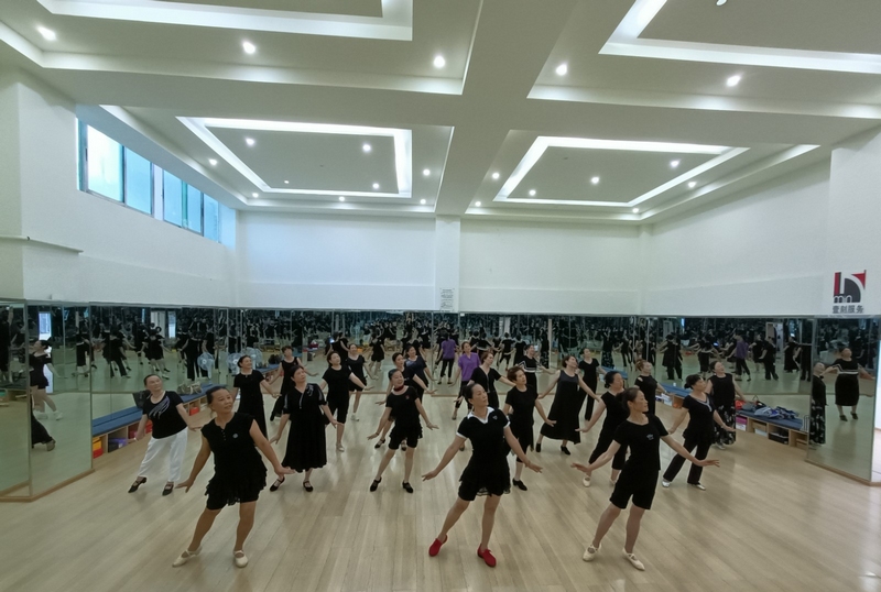 修文縣“壹刻寶文化驛站”暨龍場街道綜合文化站的舞蹈室，通常會響起動聽的音樂，一群志同道合的老年人相聚到這兒，激情澎湃排練旗袍走秀、舞蹈之類的文藝節目 修文縣融媒體中心姜繼恒 攝